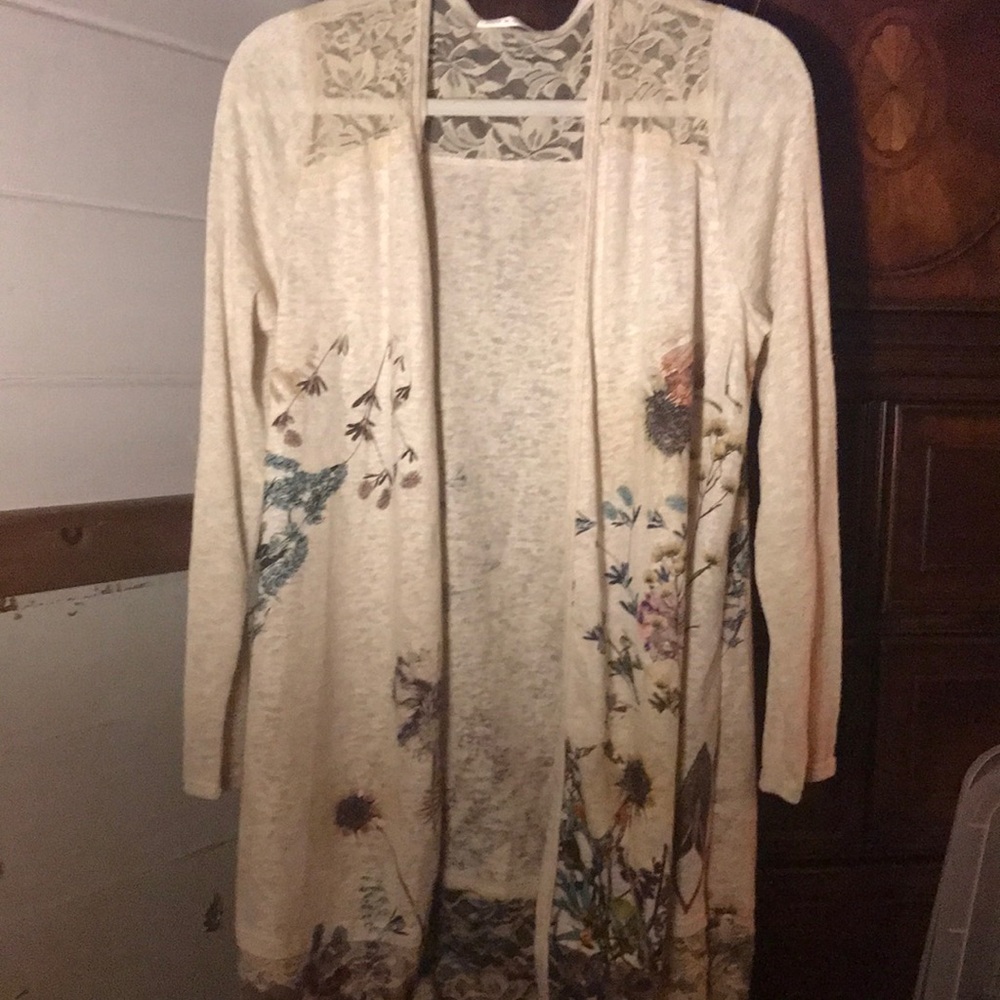 Voice of California aka (Vocal) Tan/floral sweater. Size L